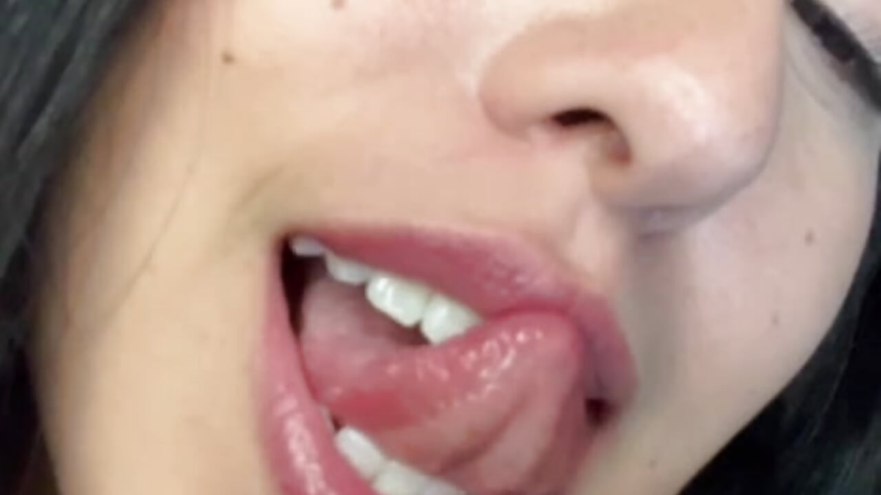 Mmmmm my lips - video oleh tianastone_ kamera model