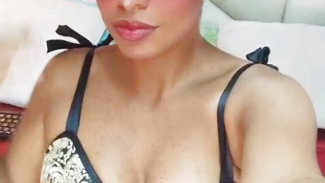 Cute Sheey - video by SheyLopez cam model