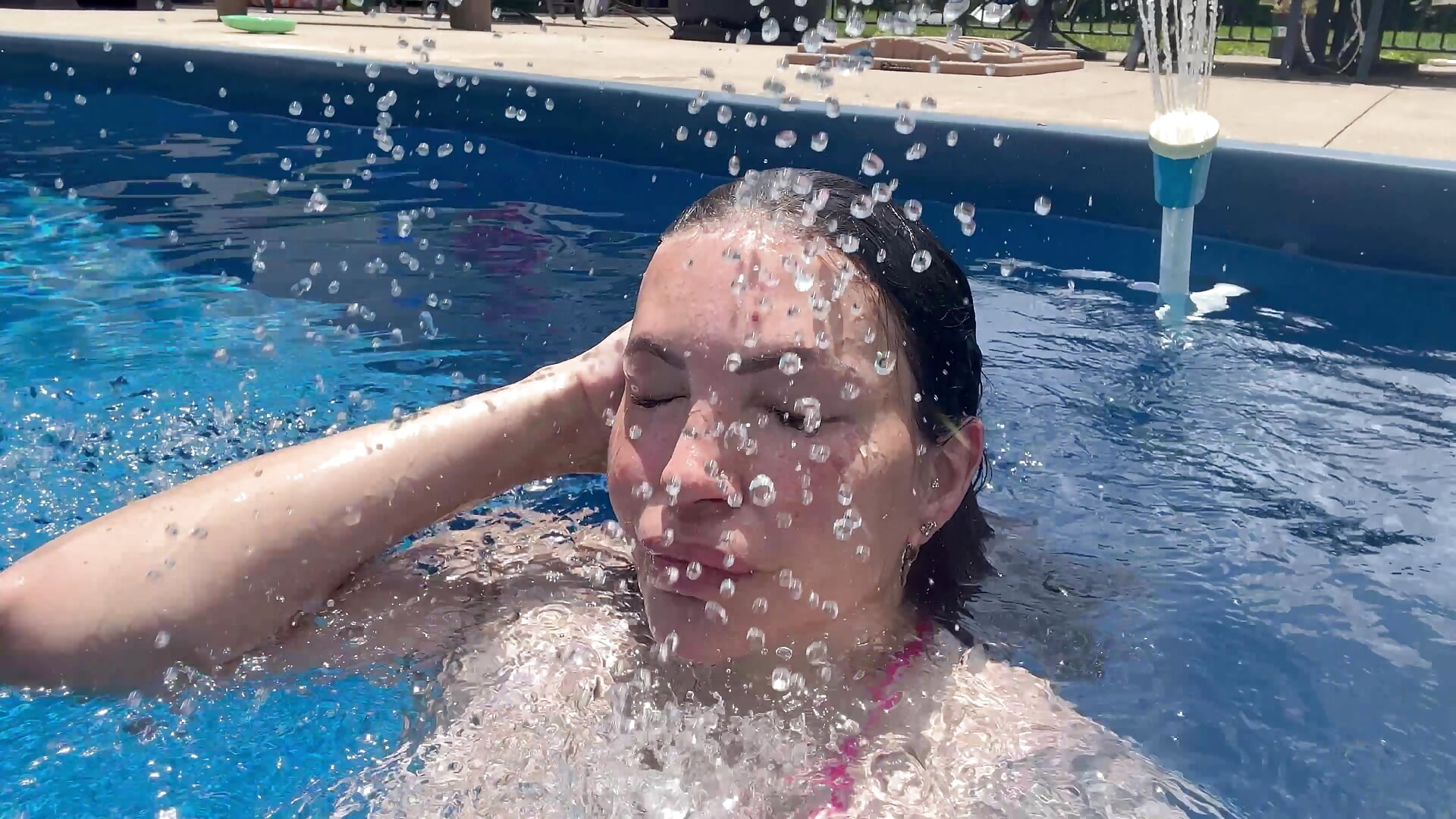 Pool Day - video của người mẫu cam Gypsy_Rebellion