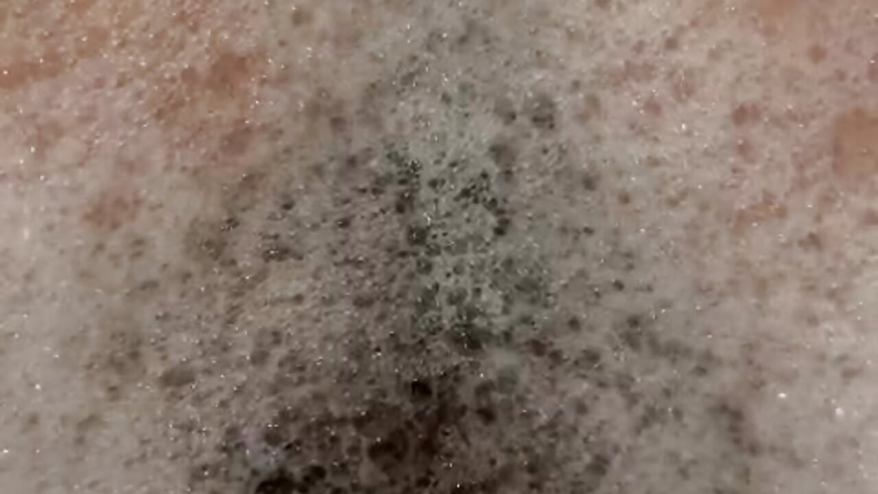 Bubbles & Bush Close Up - video by missloladom cam model