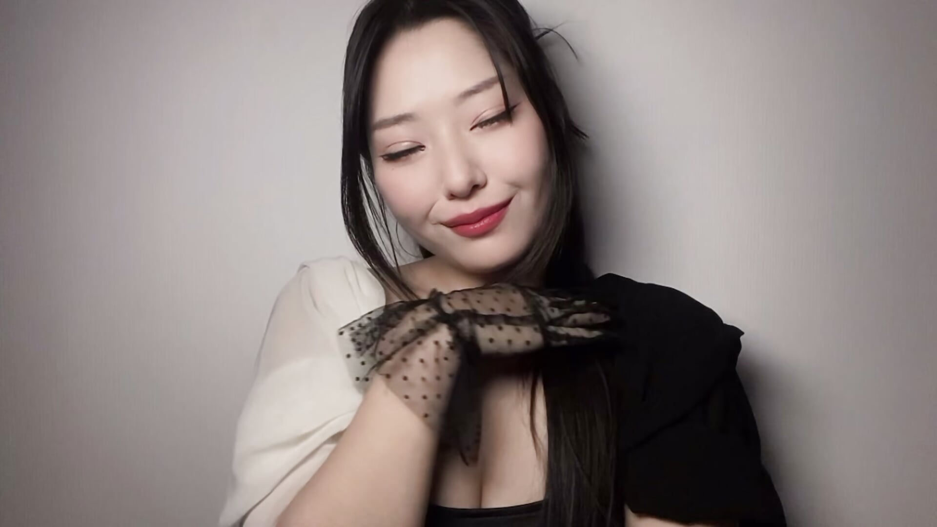 Grace and a cat's gaze - video by WonderMira cam model