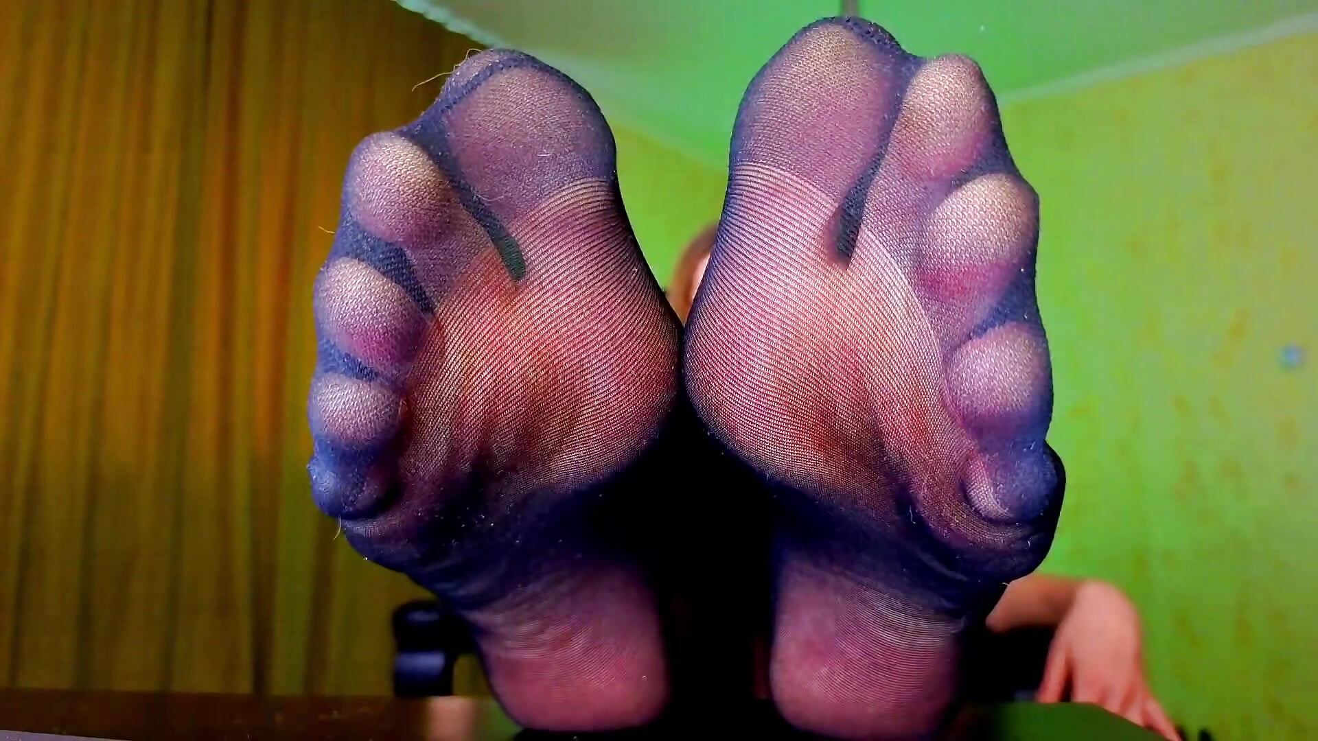 Bow to these feet at the click of my fingers - video của người mẫu cam MysticVenus_