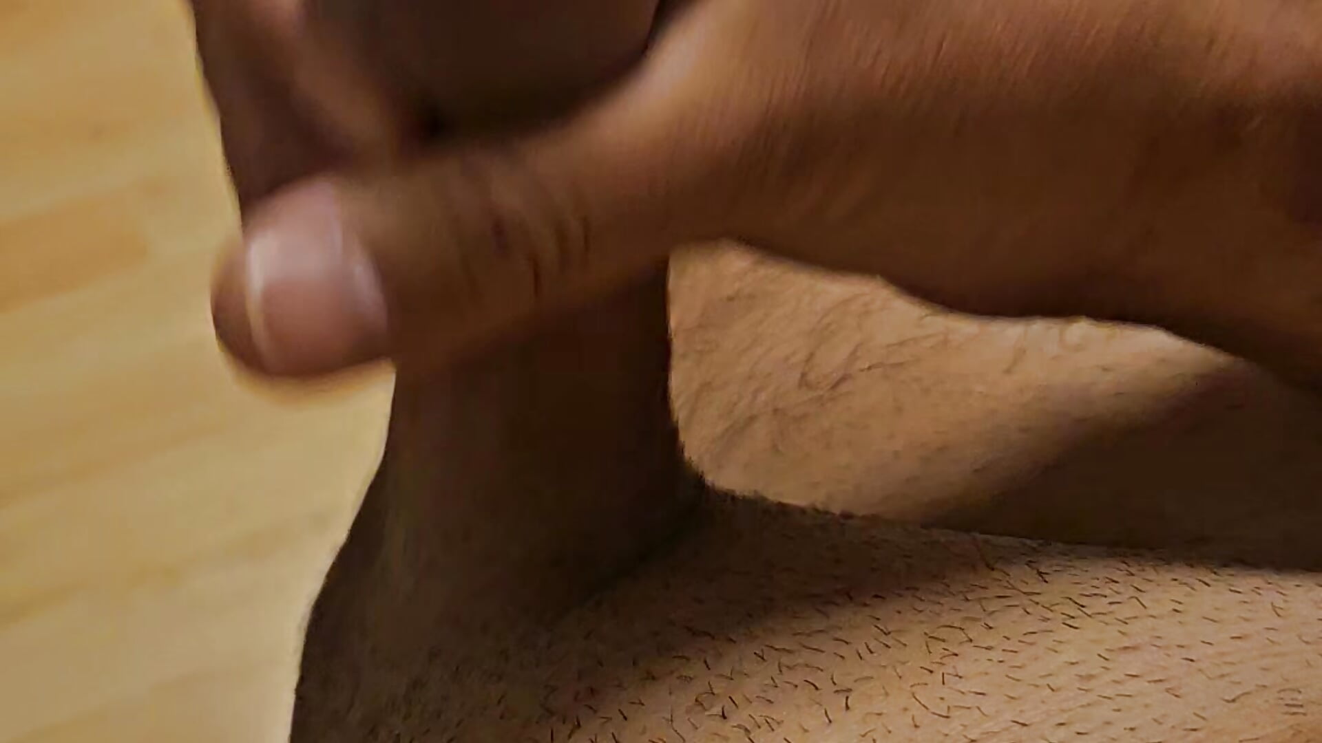 Cumshot in die Kameralinse - video by LustMacher cam model