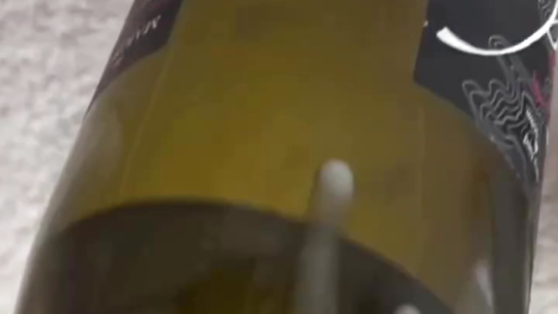 I'm fucking the bottle🤭 - clip cu Muslim_Farida model videochat