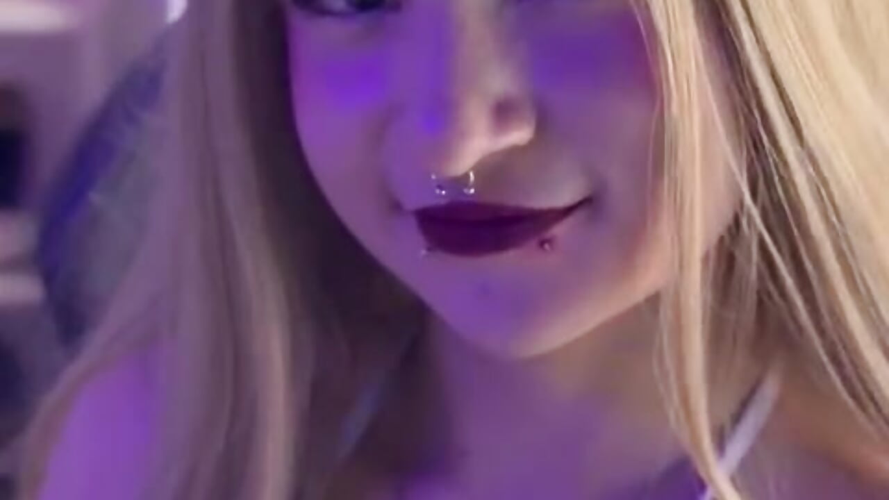 Come and kiss me! 💜 - _Charlotte_Collins_ 캠 모델의 동영상