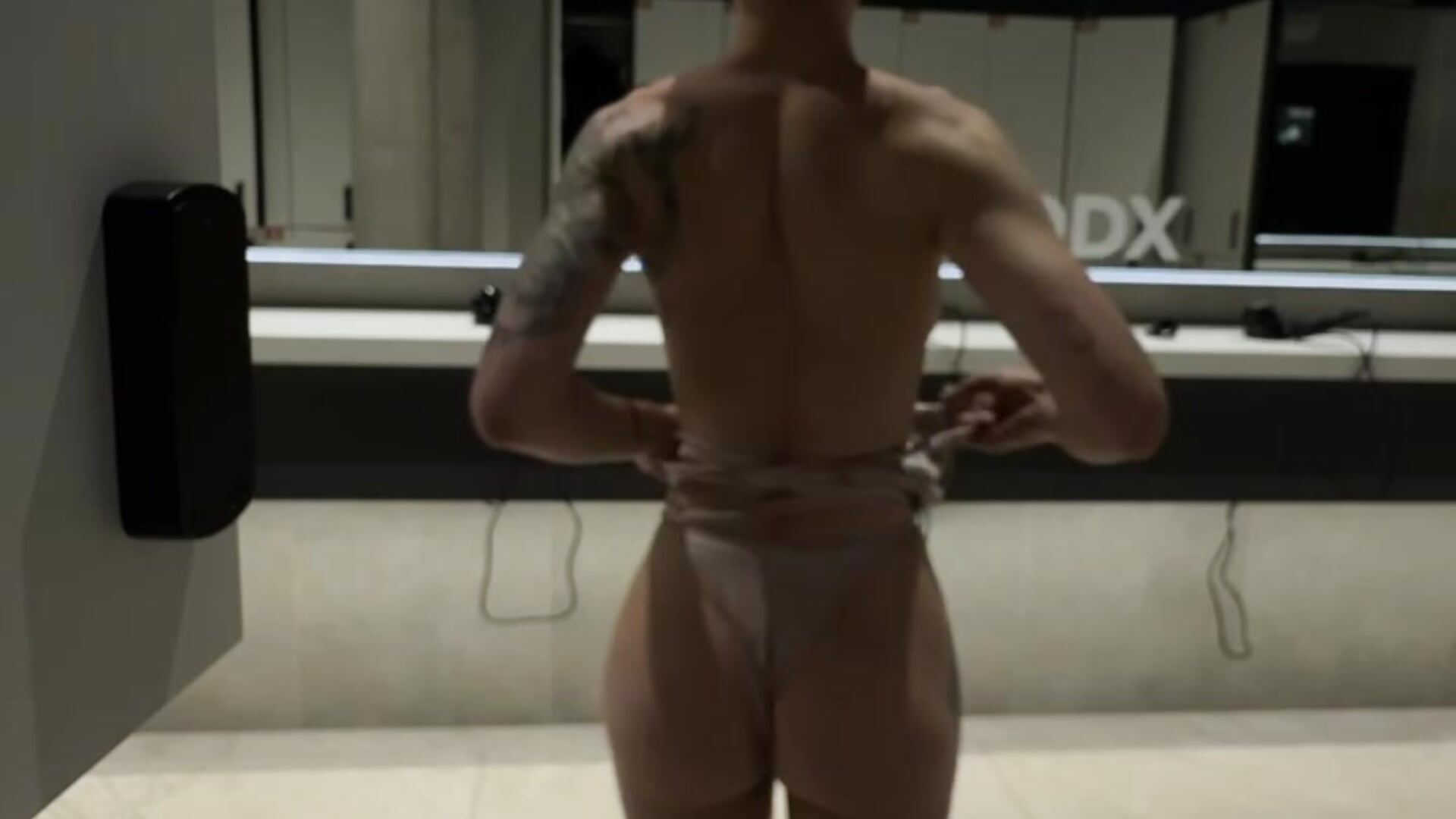 CHANGED  OUTFIT IN FRONT OF EVERYONE'S EYES - video van LittleFox___ cam-model