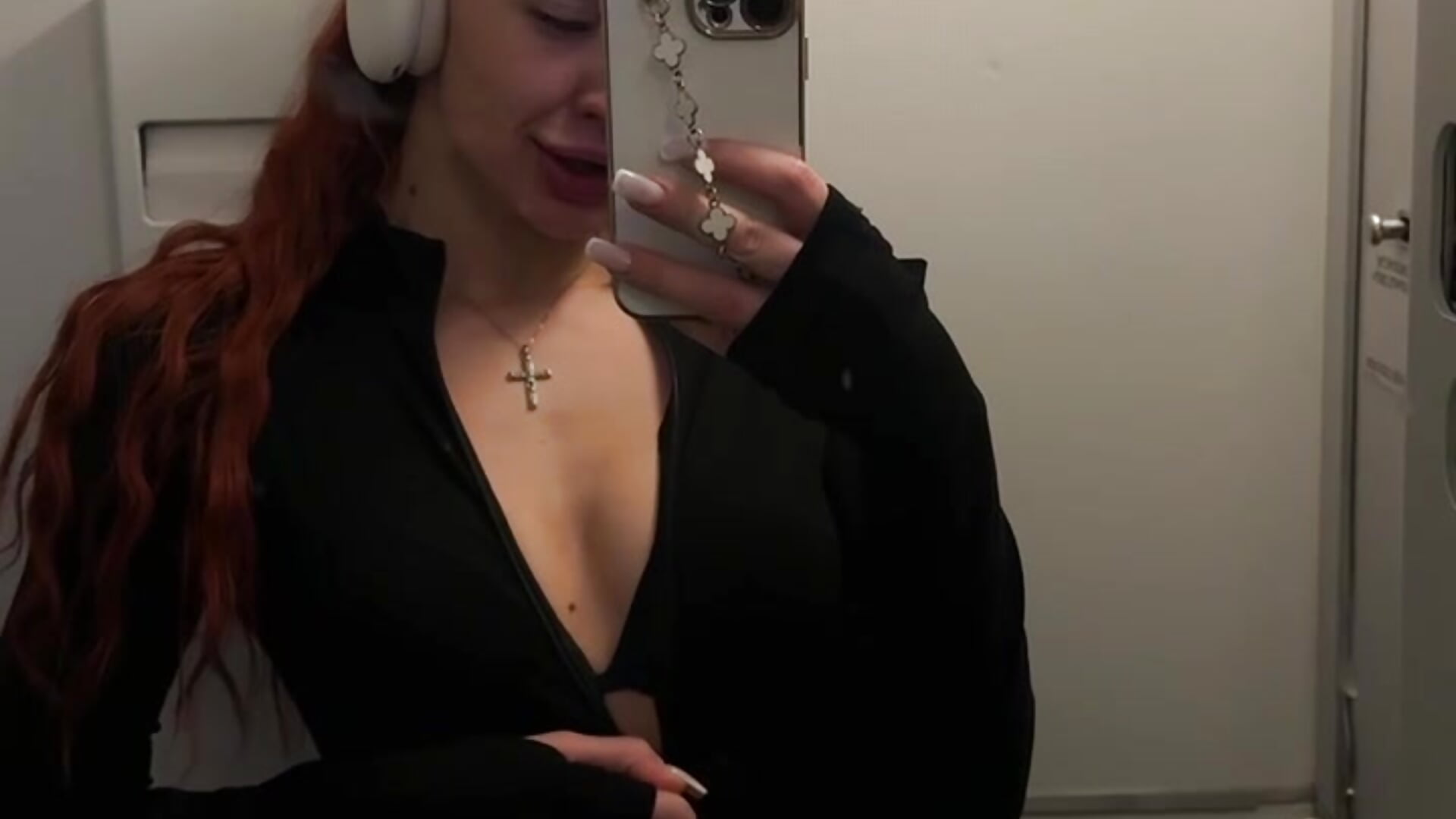 A LITTLE HORNEY ON THE PLANE😈 - فيديو من LittleFox___ موديل الكام