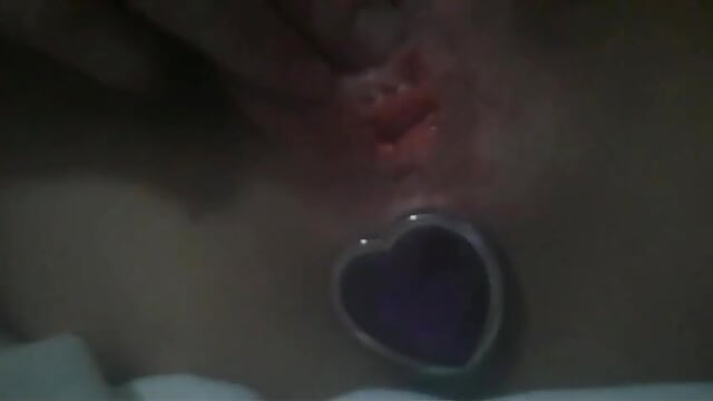 Eu chupando uma buceta com ela gemendo muito gostoso e com o plug de presente de primeiro encontro🎁 - Vídeo de dinho_carioca, modelo de vídeos