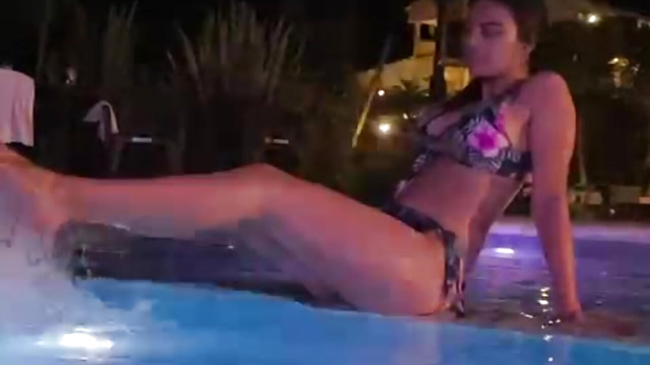 YOUR SEXY GIRL IN POOL - 視頻由 valerihouse 主播提供