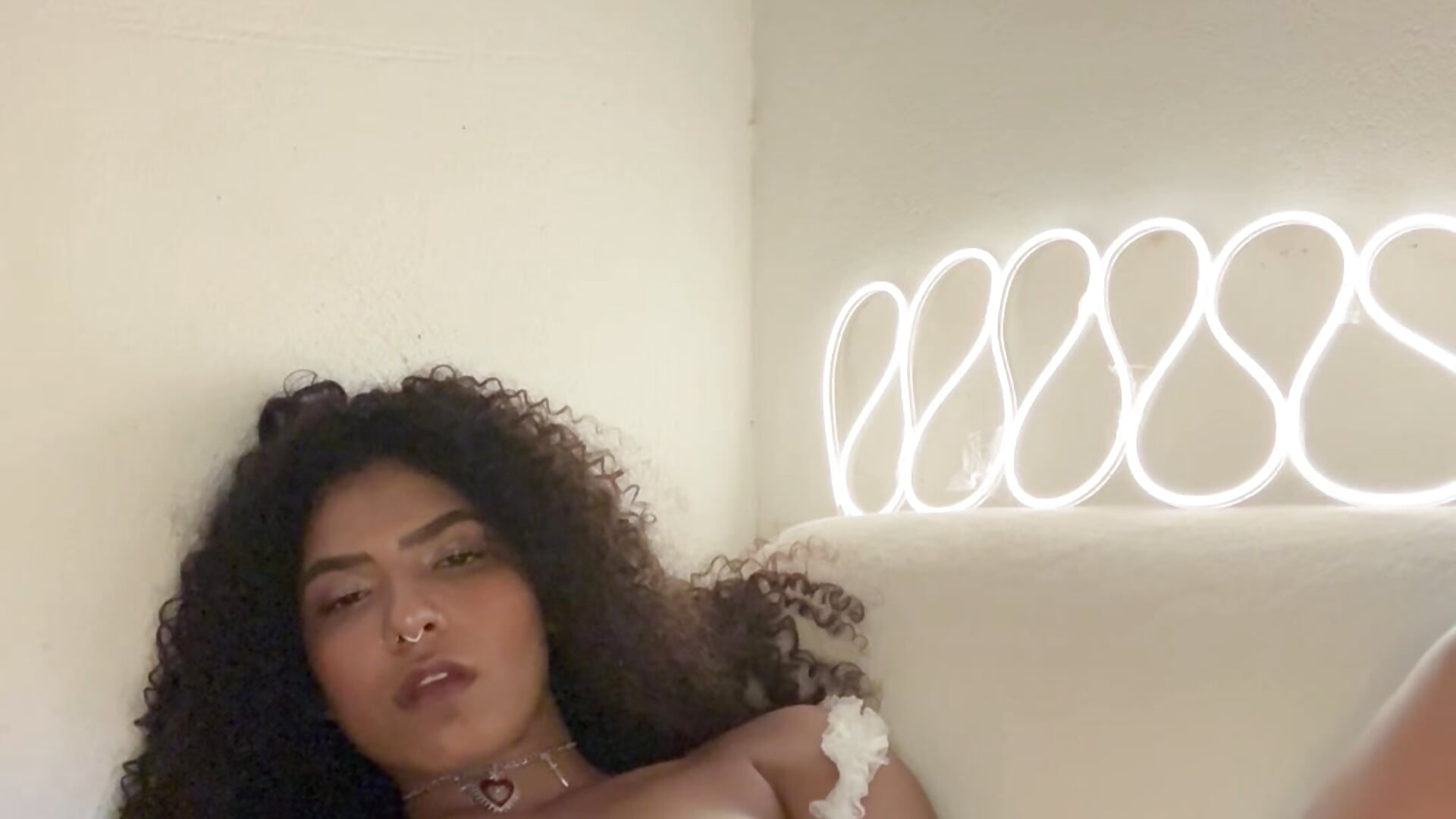 Derretendo ela na siririca , peitinhos a mostra ✨ – video af kushg_rl cam-model