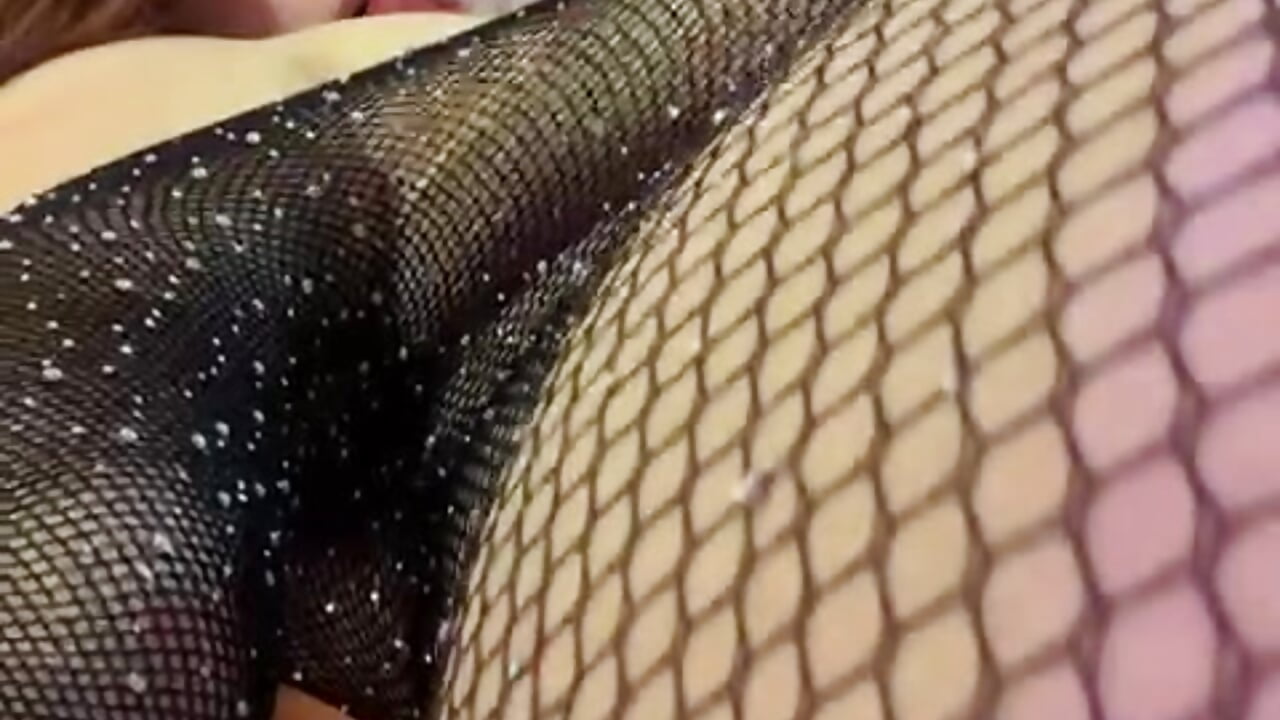 Sexy dance cute - video by sarahreyess_11 cam model