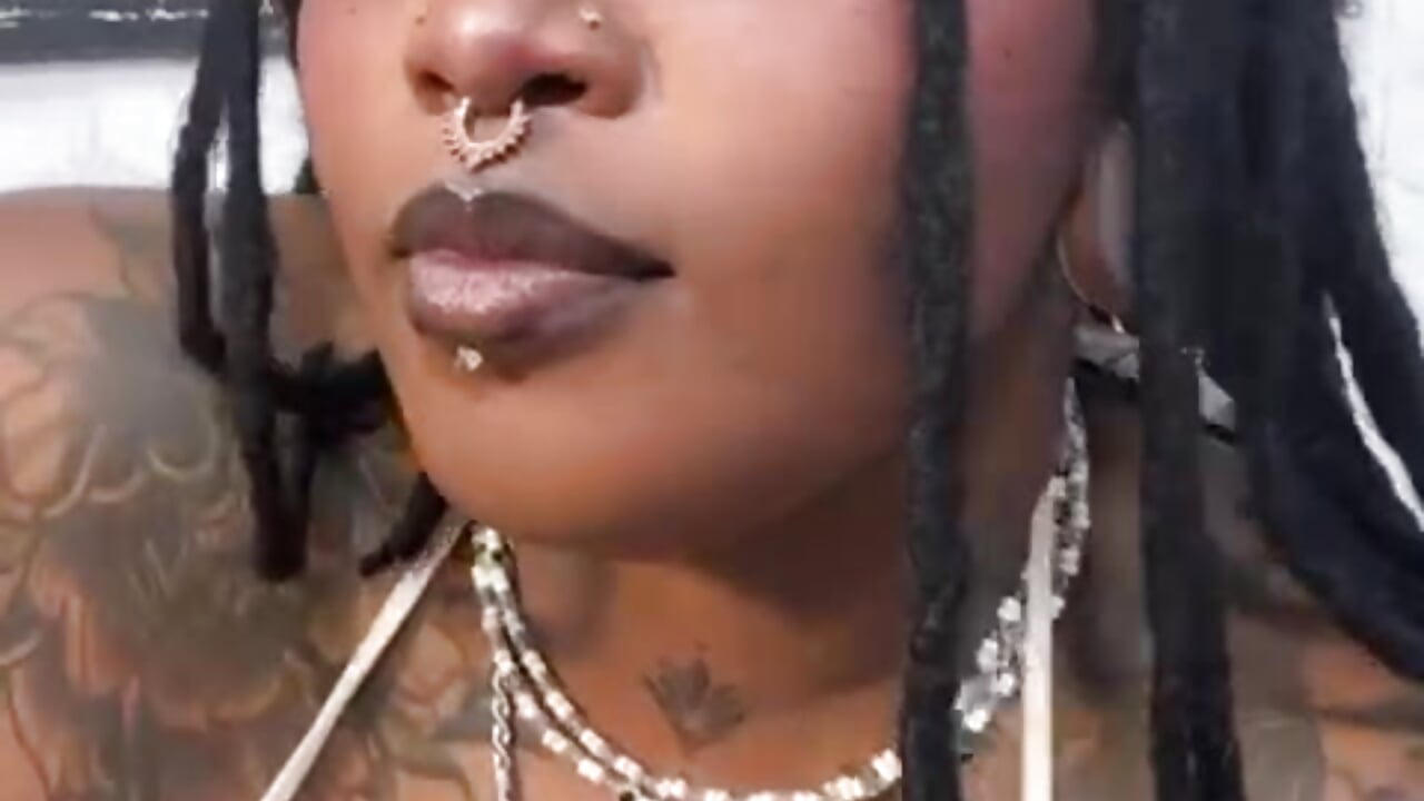 Perfect nails 💅 Tattoos that tell stories 🖤 - Anaa_Fuentess 캠 모델의 동영상