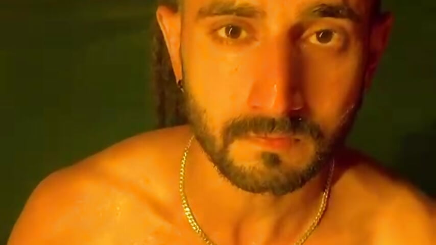 Hairy boy - video oleh model kamera Tatis__