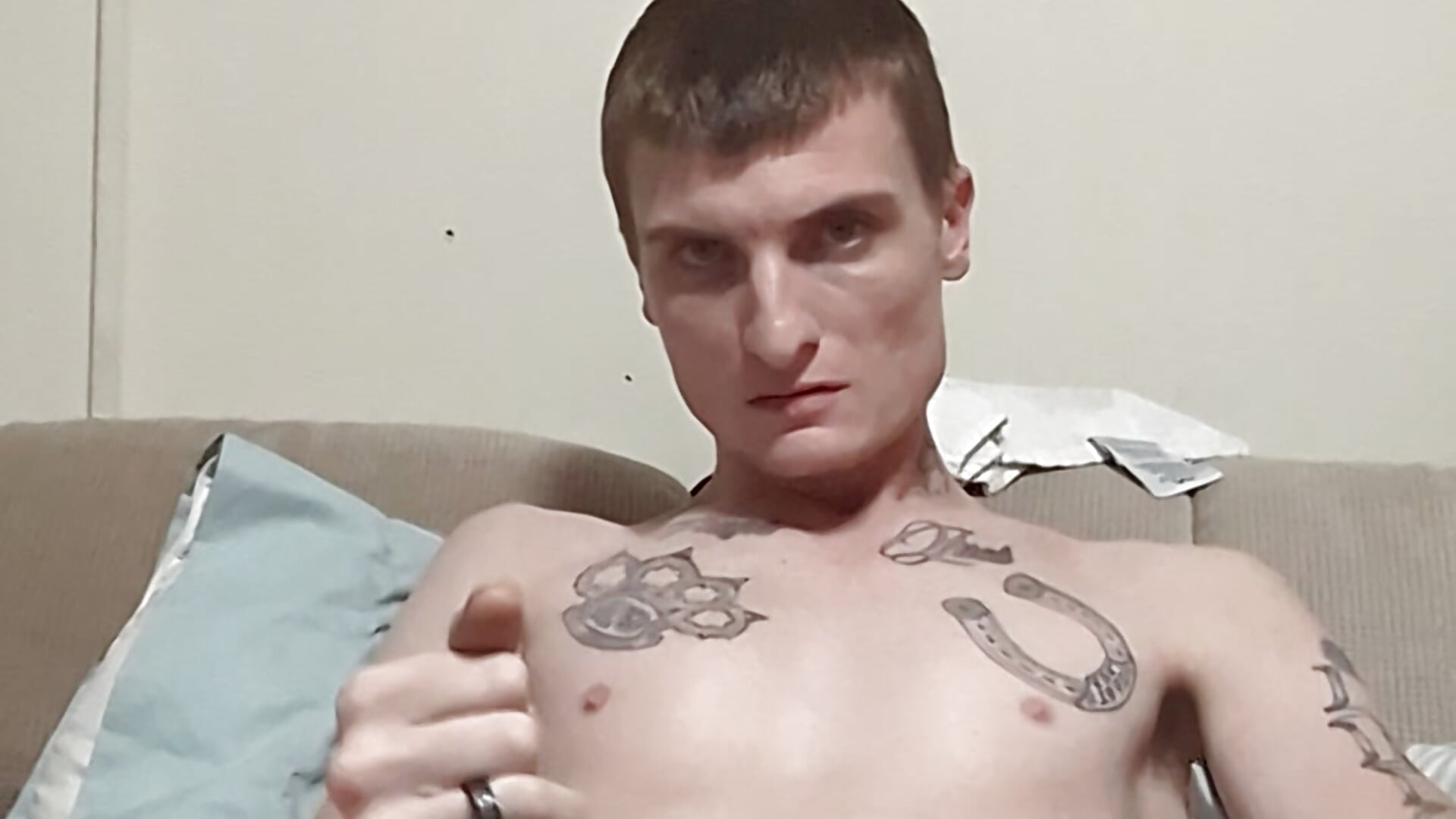 Jerkin on the couch – видео вебкам-модели jizzyglizzy92