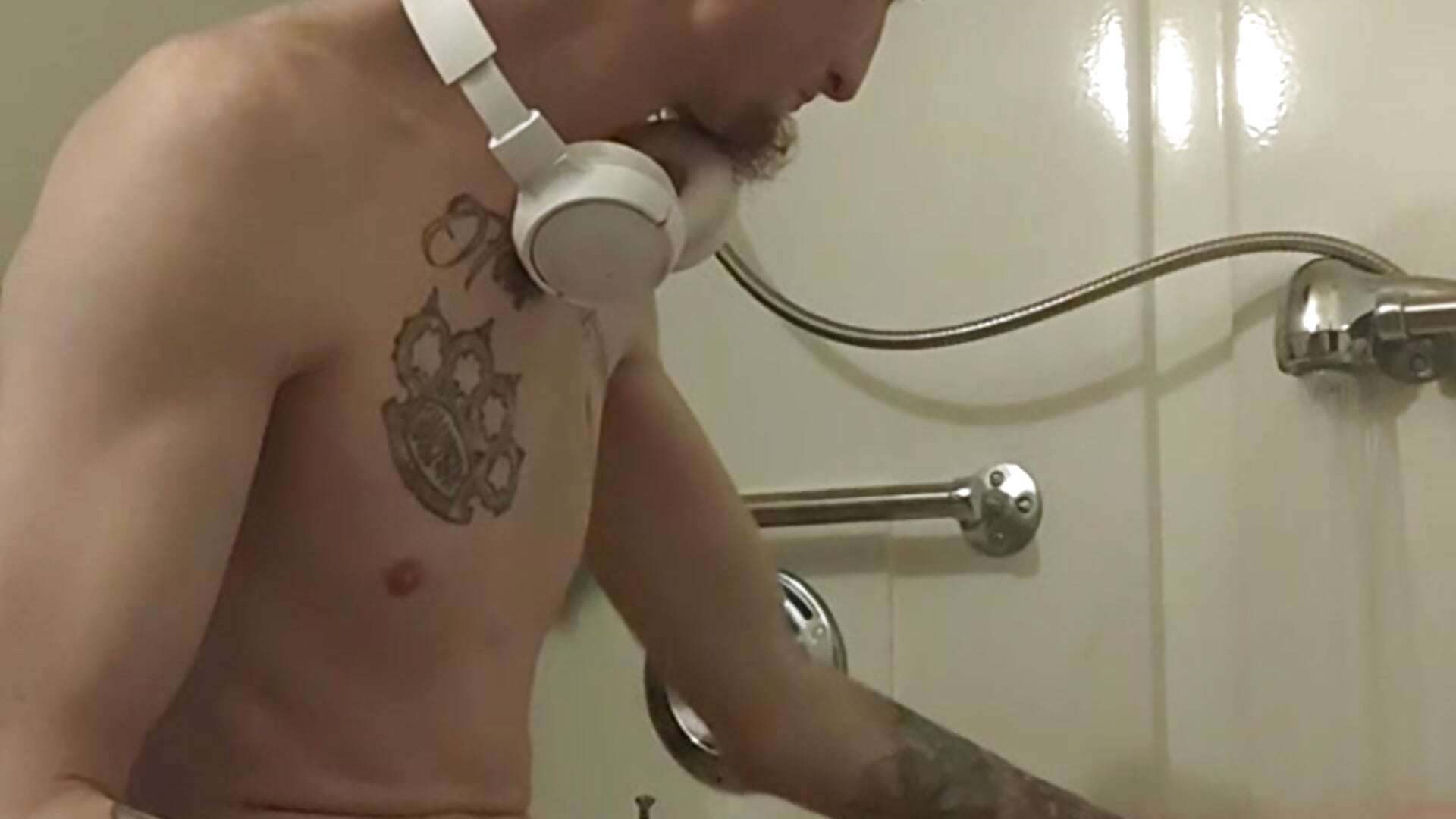 Shower n Shave 🪒 - video van jizzyglizzy92 cam-model