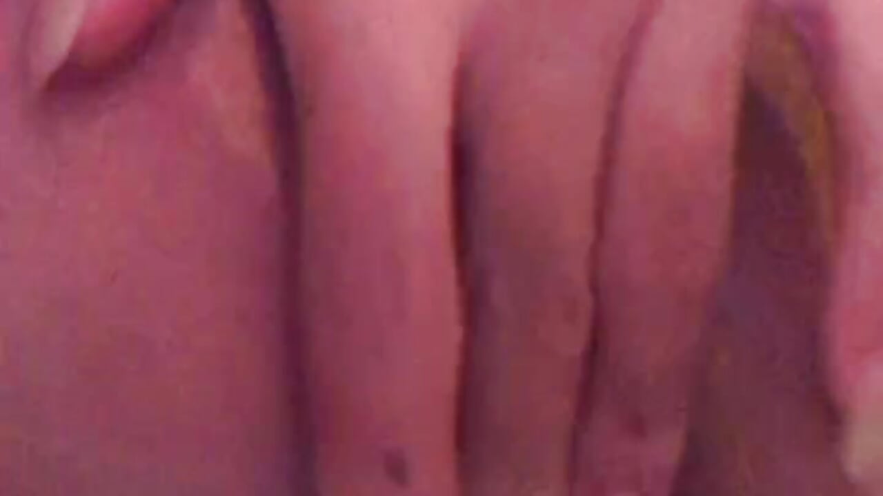 brincando com o dedinho - video by Apetitosa24 cam model