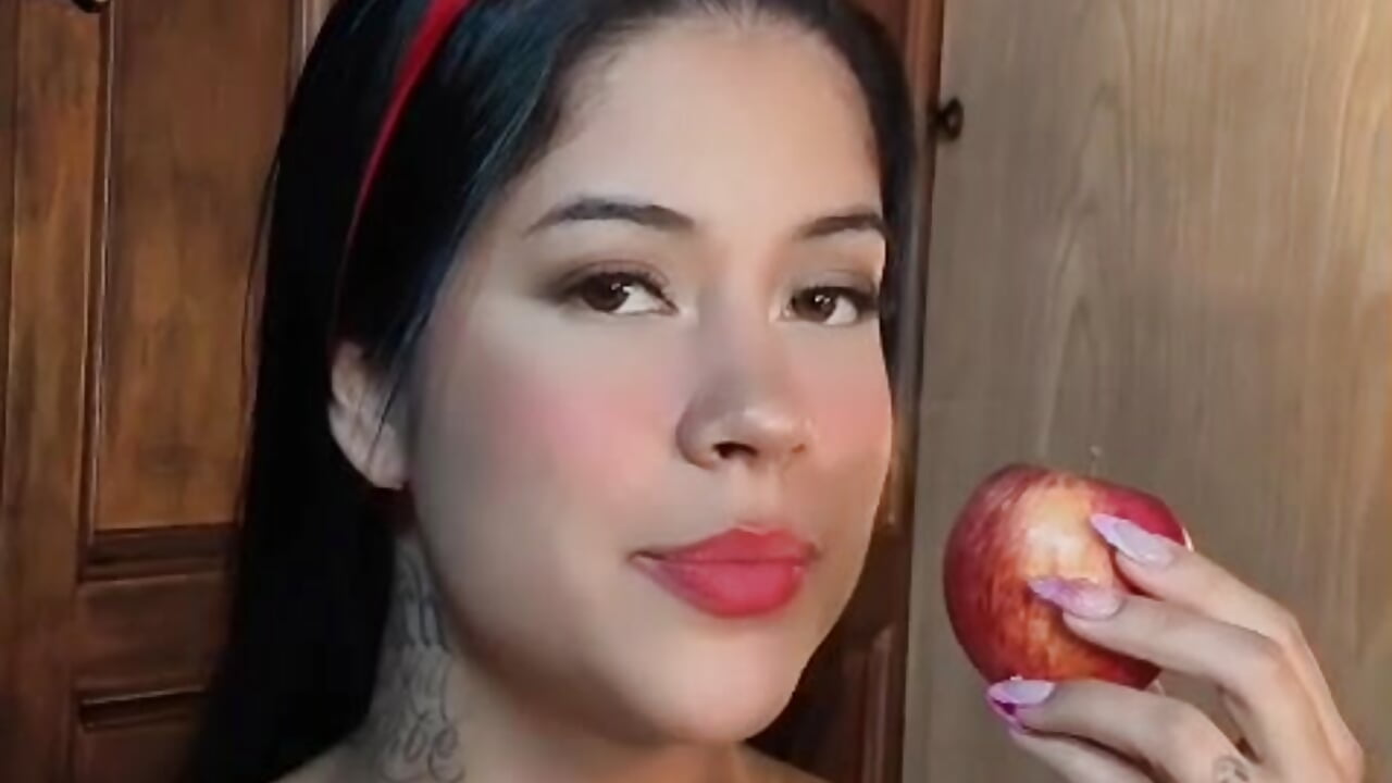 Tempting? 🍎 - video di ScarlettSinclaiir modella di cam