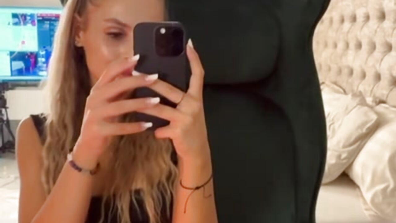 Teasin u with my pecs 💖💋 - video by ElaraShine cam model