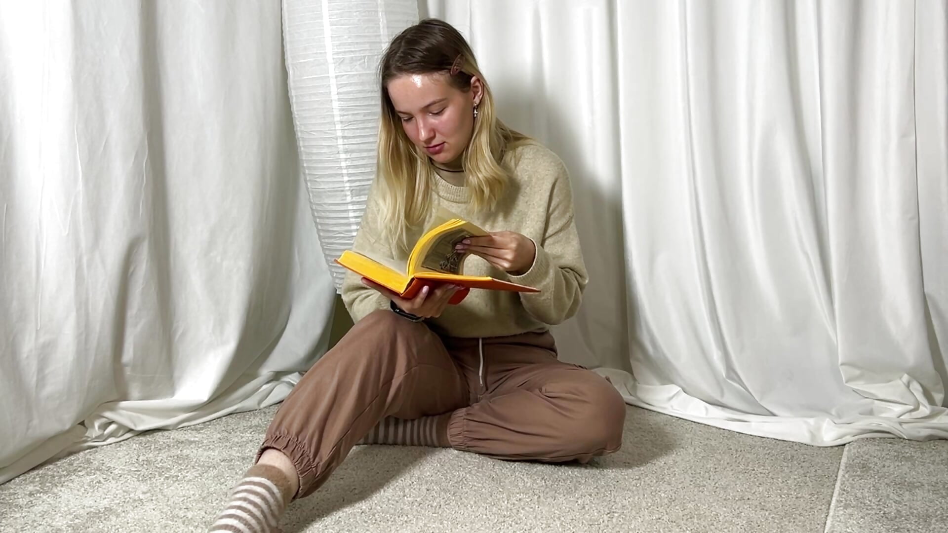 read books - HongTomczak 캠 모델의 동영상