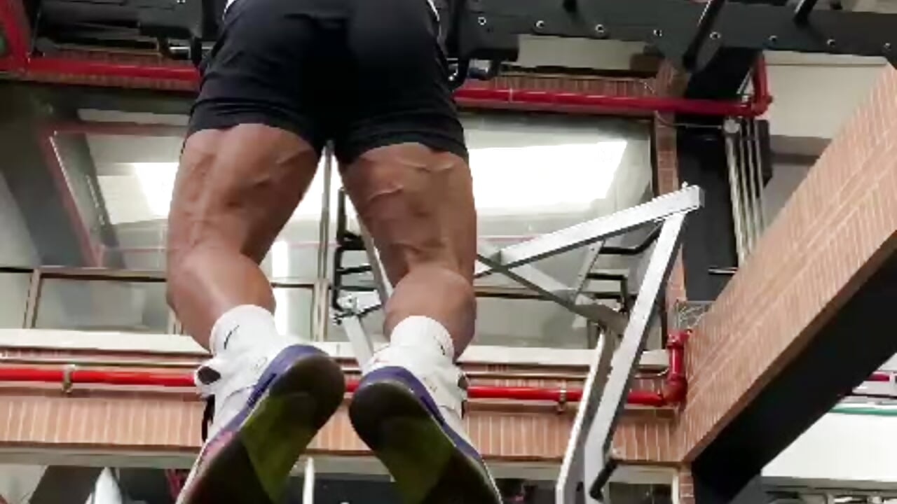 Pull ups– Michael_Fame kameramodell videója