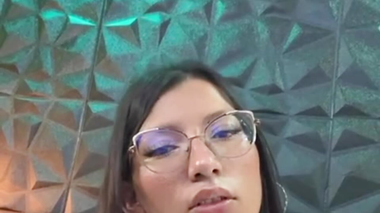 “Quítame la ropa… aunque sea con la imaginación.” - video by Zoe_small cam model