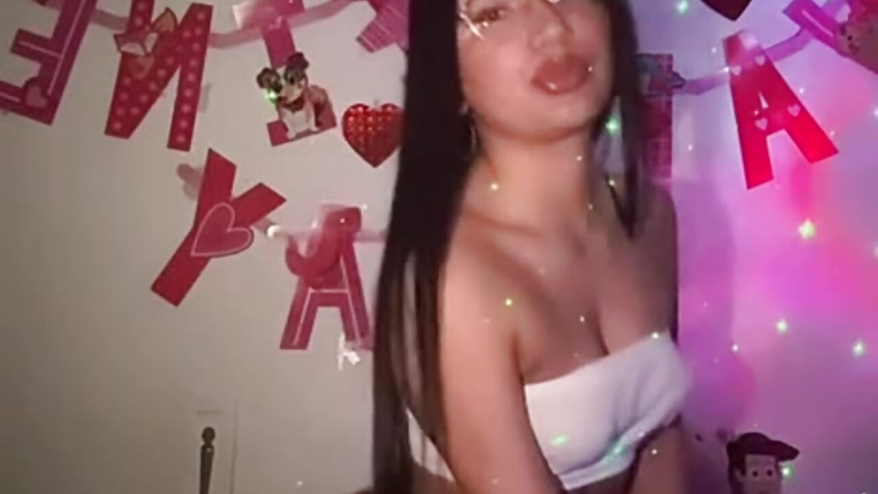 “Just connected 💕 Who is coming to keep me company today? - video by Zoe_small cam model