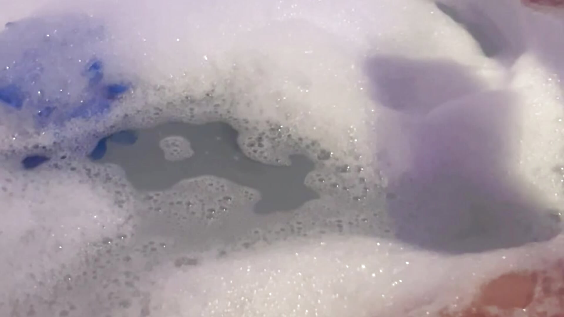 Je me caresse/doigte dans mon bain (part2) - video by _PetiteLutine_ cam model
