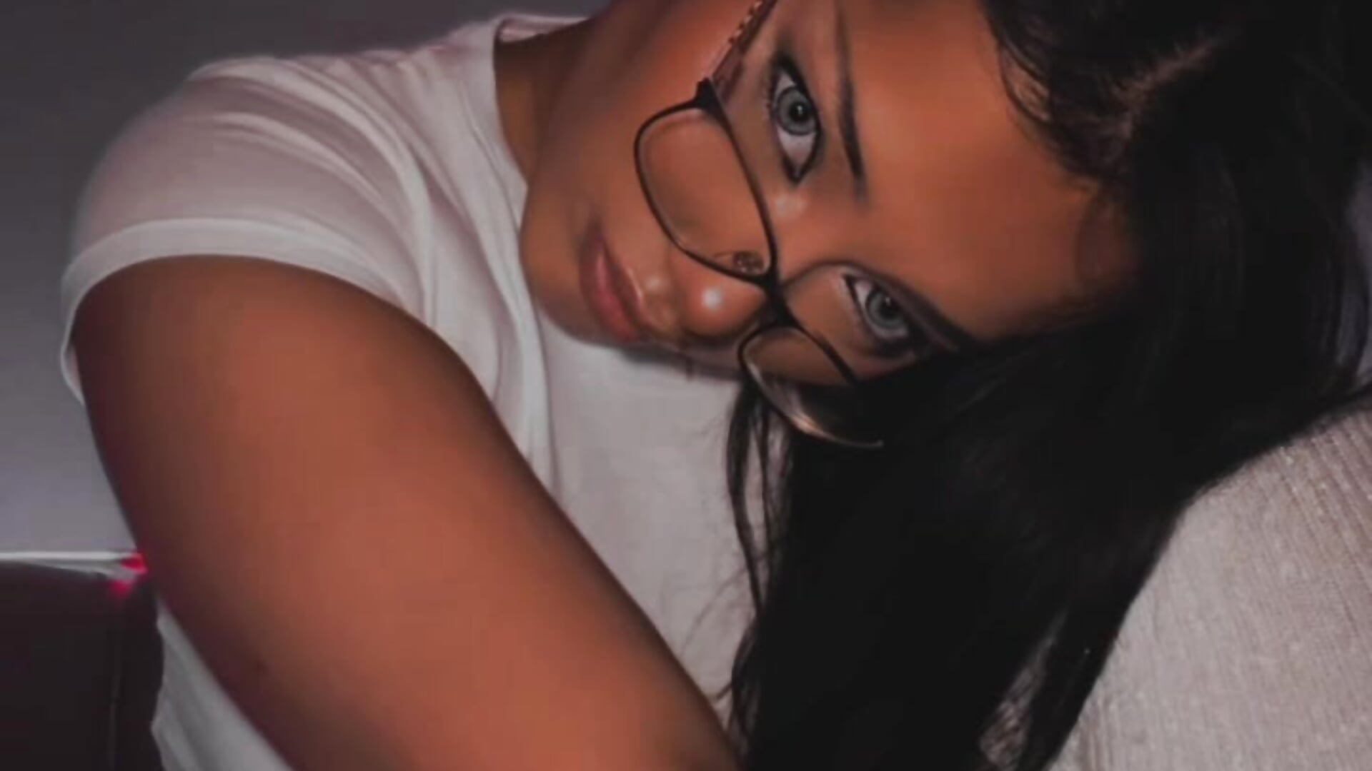 💗ME IN GLASSES & UNDERWEAR IN BED💗－カメラキャストのRisky_Workoutsの動画