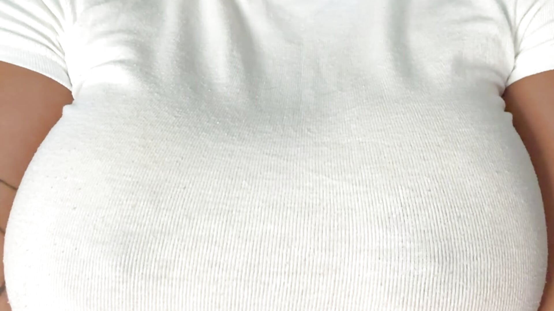 FLEXING TITS IN WHITE T-SHIRT NO BRA - video by Risky_Workouts cam model