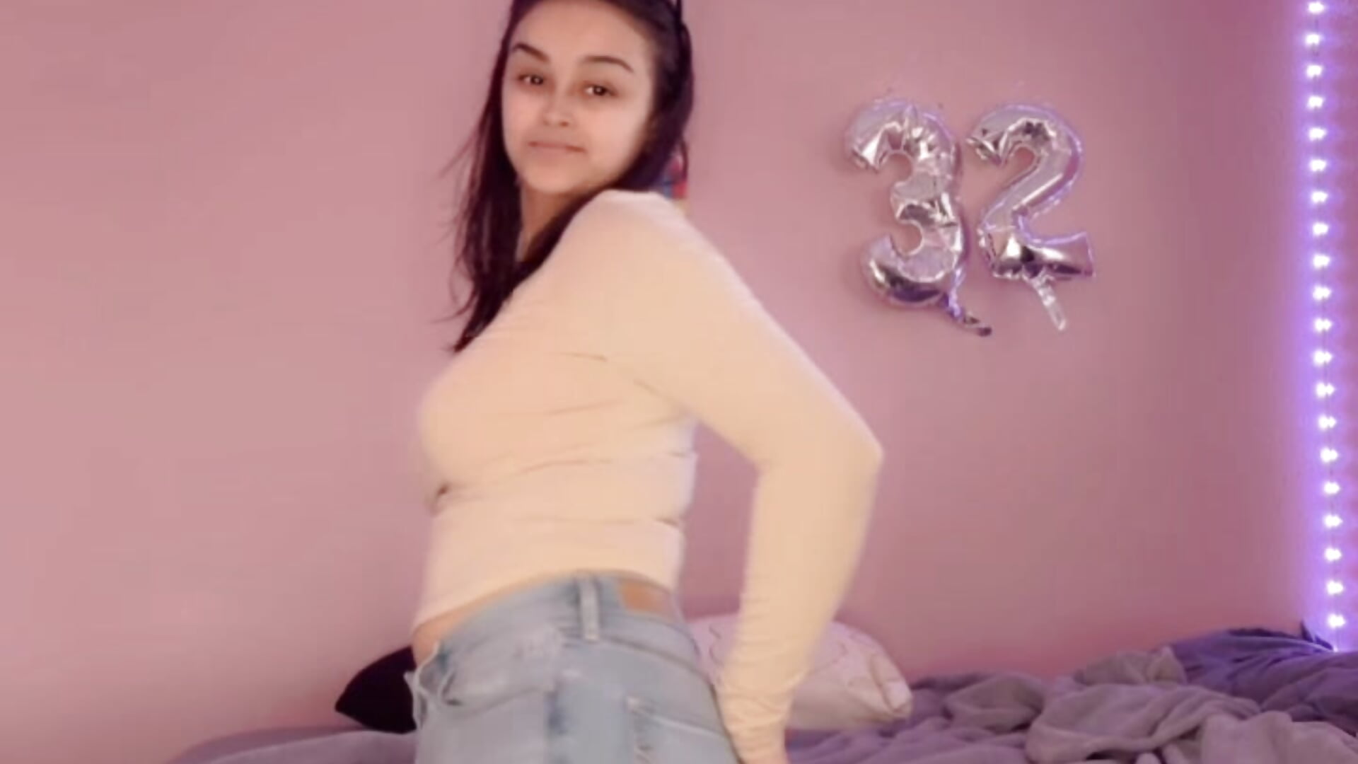 AF2F2E91-D264-4956-A200-A8FB5F84D952 - video by Lovingirl69 cam model