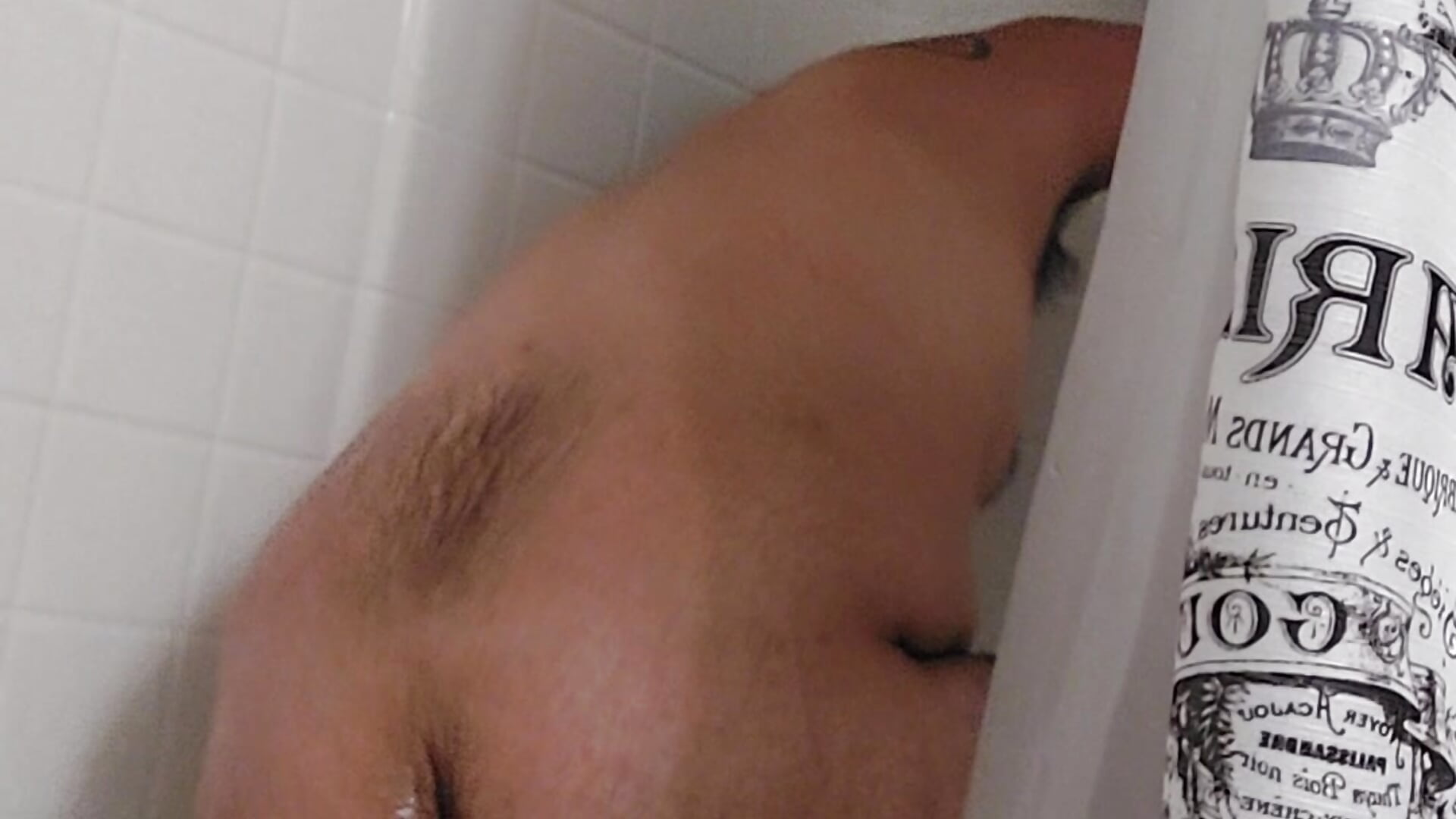 Getting dirty in the shower – video af hornylatino702 cam-model