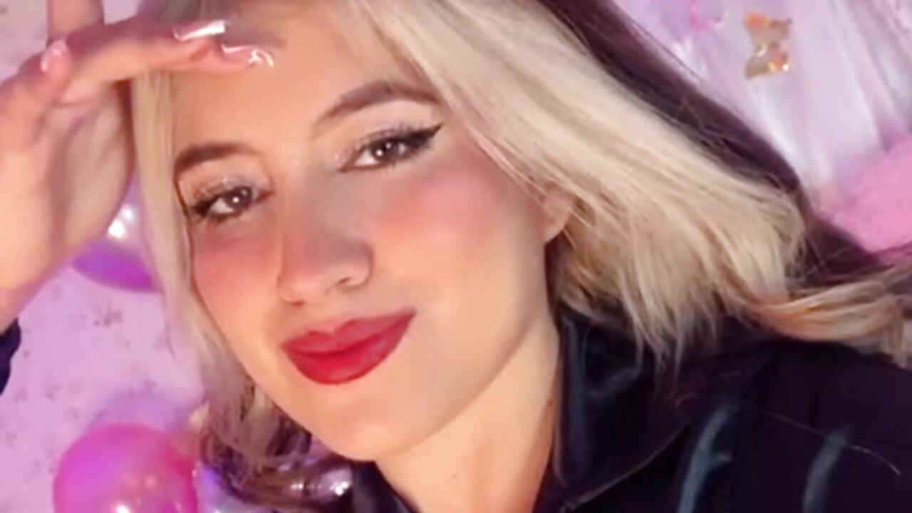 🧨Cherry Bomb 🎉 - video di BrunnetAri_ modella di cam