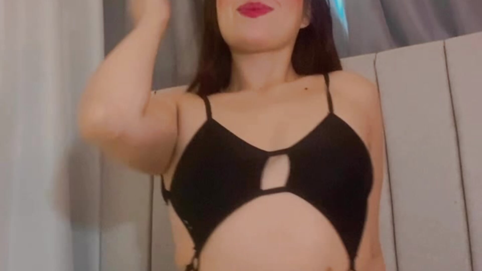 Bunny - video di BrunnetAri_ modella di cam