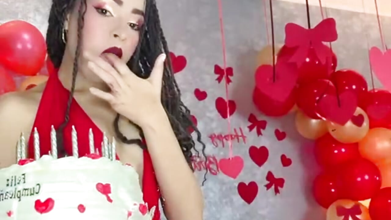 today is my birthday 🎈🎈🎉🎉🎁🎁 - video di Lucia_jane modella di cam