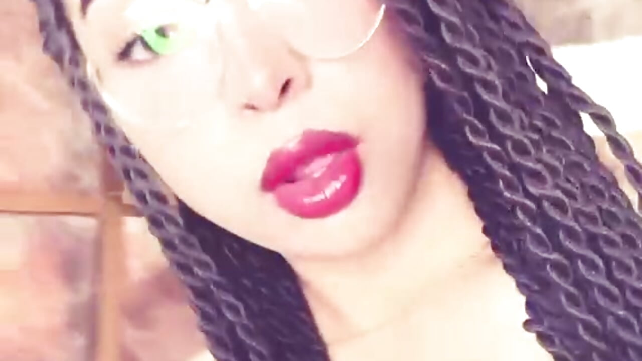 WhatsApp Video 2026-05-12 at 3,34,03 PM - vidéo du modèle de showcams Lucia_jane