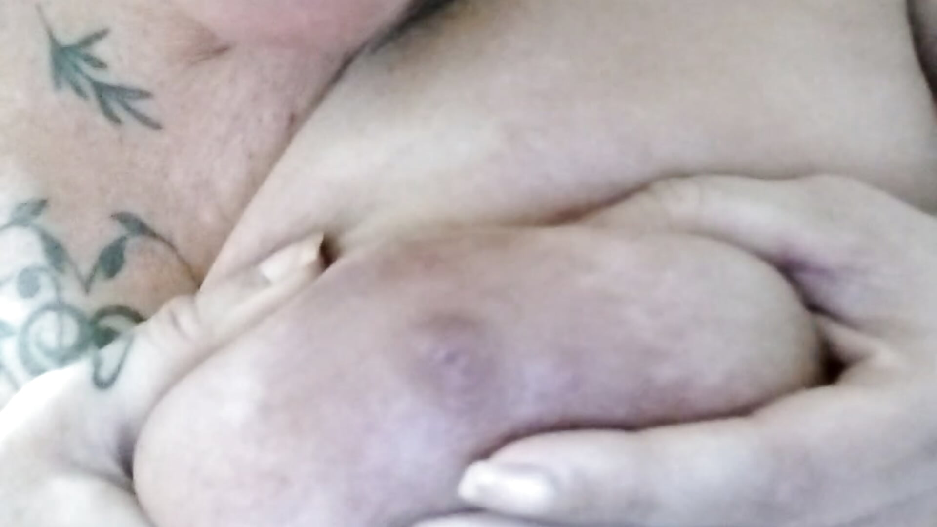 Saboreando mis pezones y metiendo dildo - video canariamorbosa kameramallilta