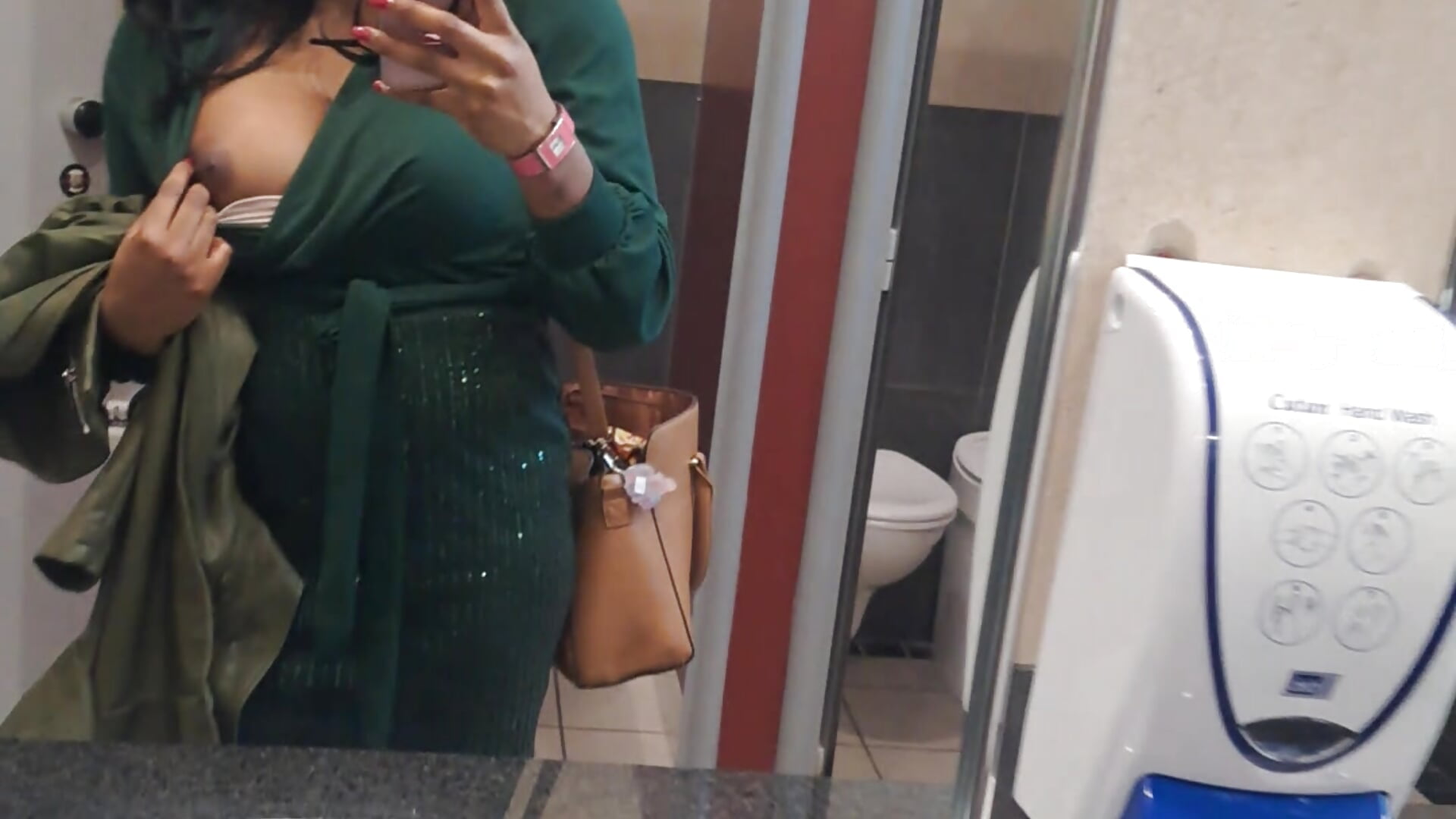 Sneaky in bathroom (flash) - video by SexyGemBeautyX cam model