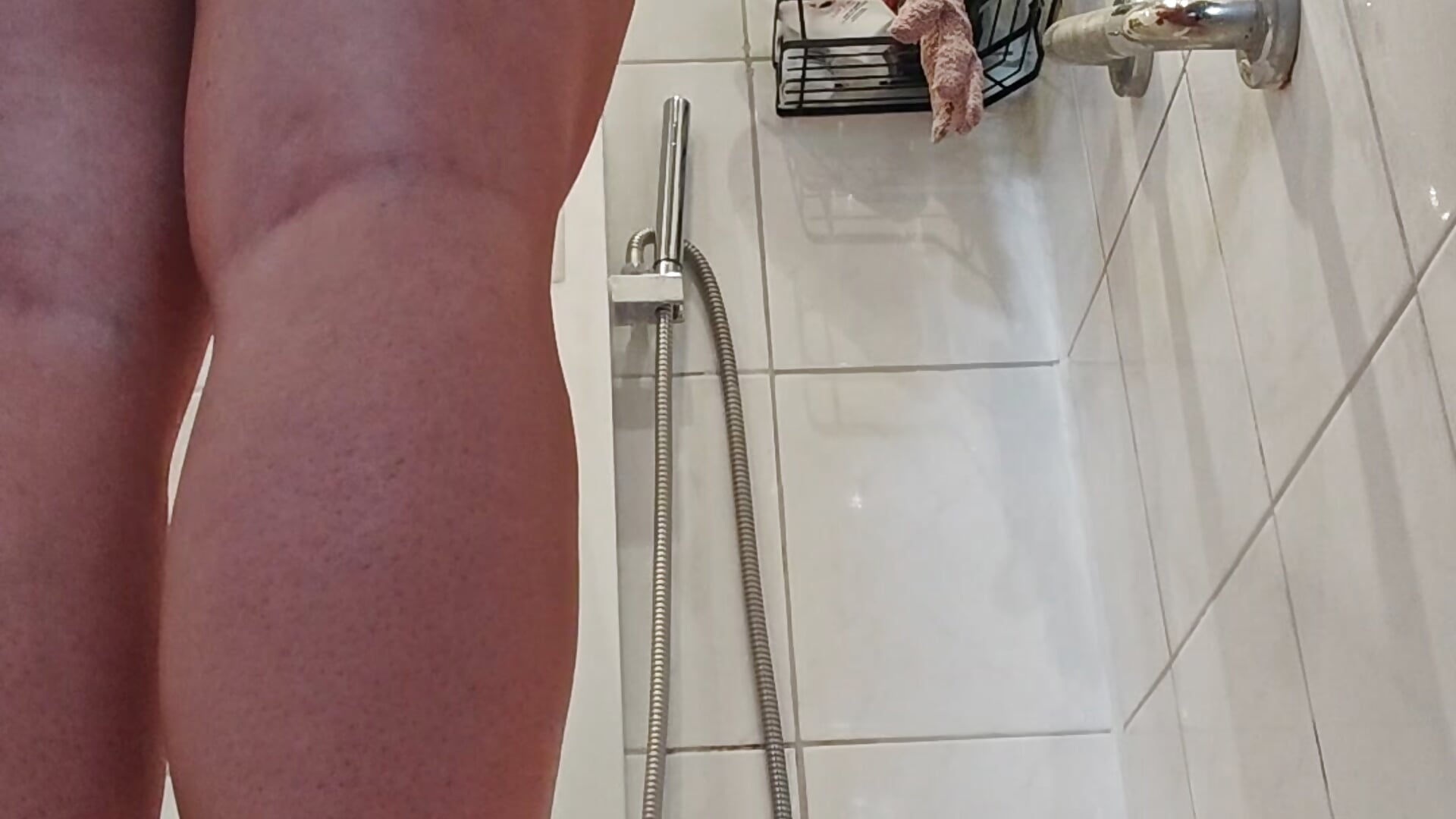 Mummy unter der Dusche - clip cu Horny_mummy model videochat