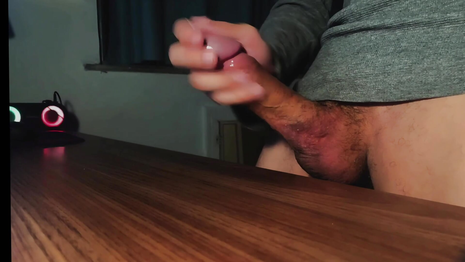 gemendo e gozando na mesa para você