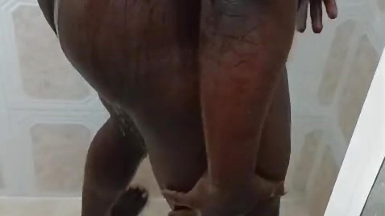 sexy shower - video by lucas_manzon cam model