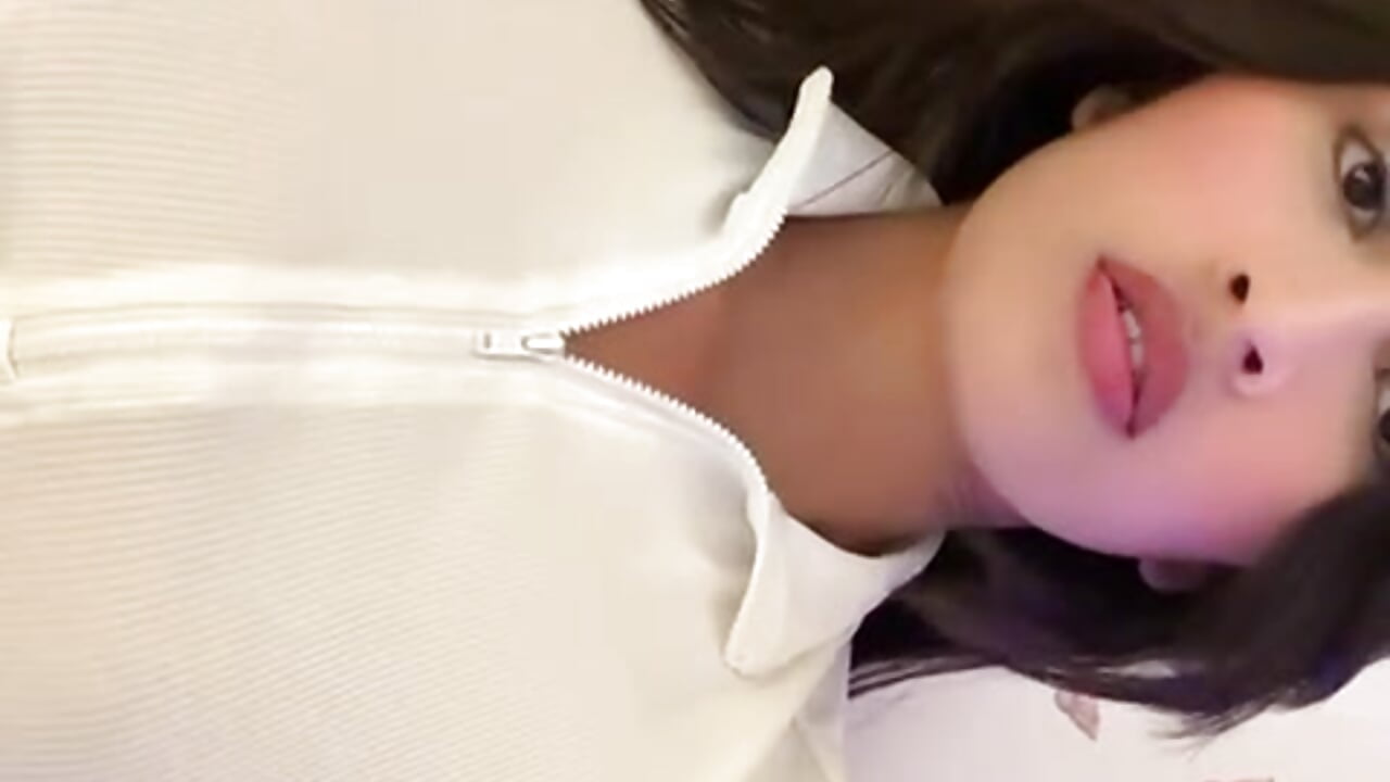 “White may look innocent… but on me, it’s pure temptation 🤍🔥” - Rumy_2005 캠 모델의 동영상