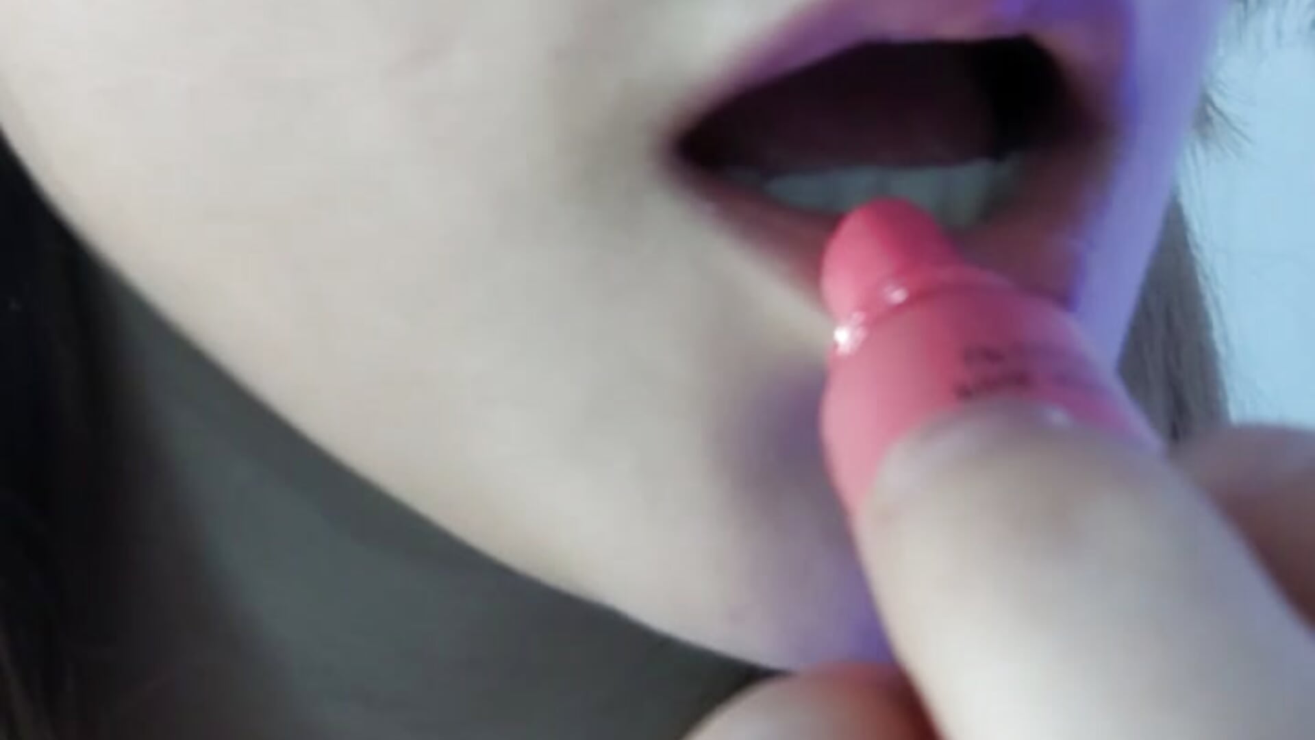 kiss those juicy lips - video by LillySvon cam model