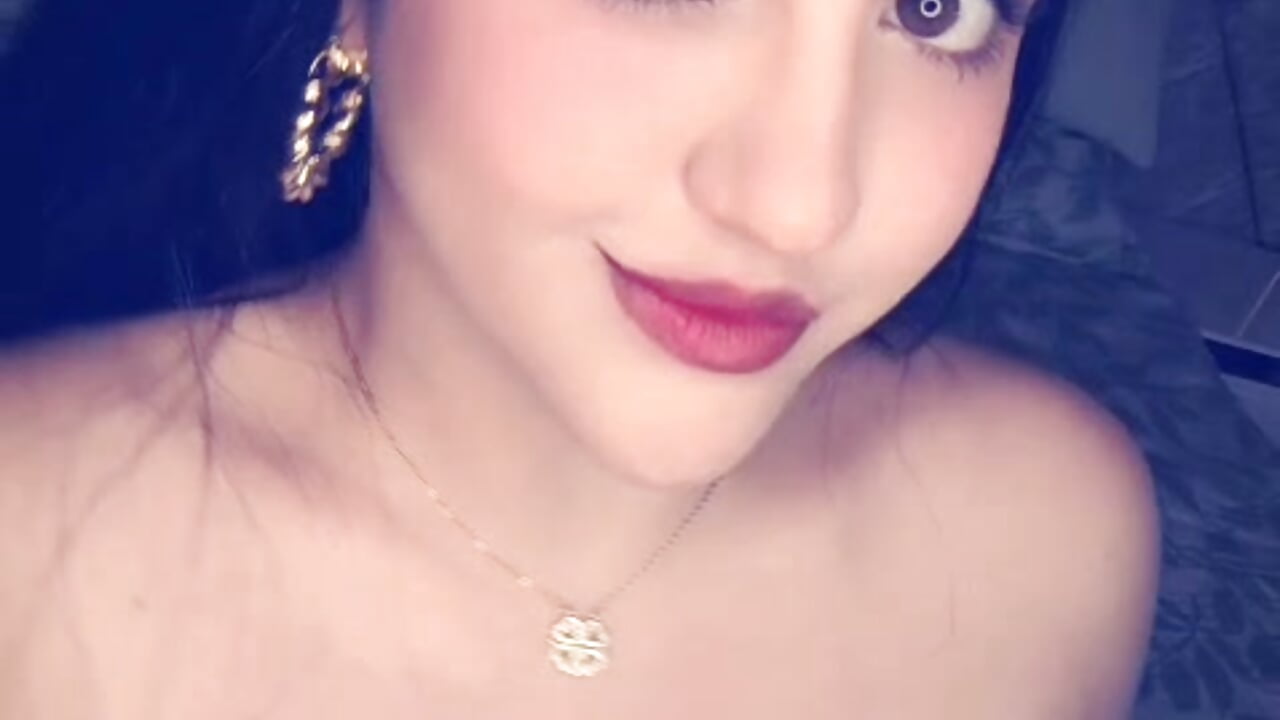 Hello Im Laura - video by lauren_bigboobs22 cam model
