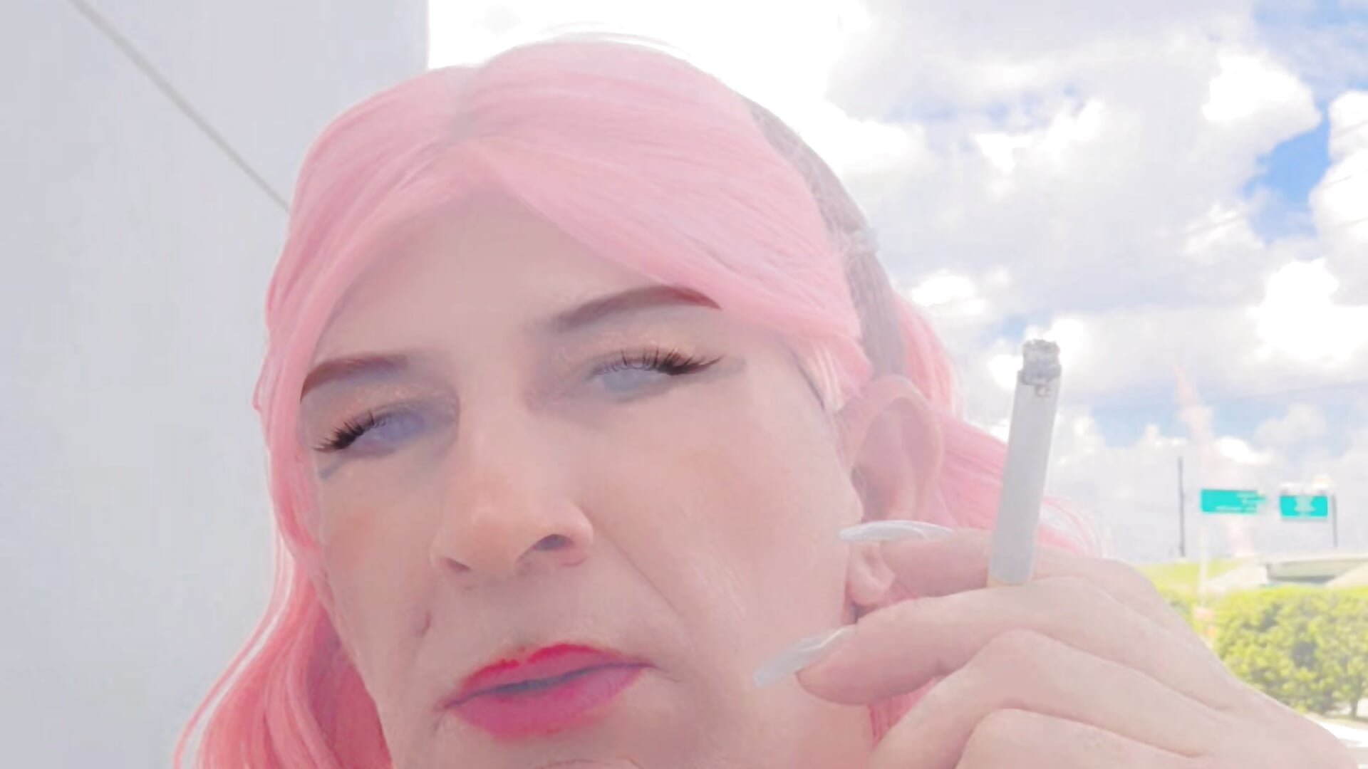 smoking in a pretty red dress – видео вебкам-модели mistismoker