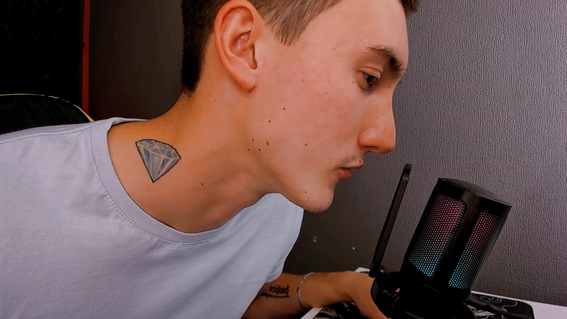 Wanna hear my voice? ASMR - David__Diamond adlı kamera modelinin videosu