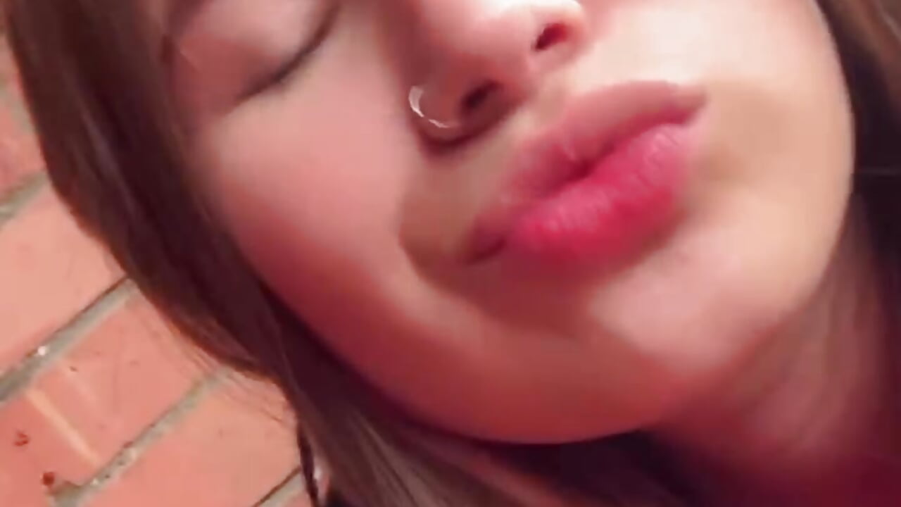 I have a smile that could get you into trouble.💋 - Vídeo de Olivia11_, modelo de vídeos