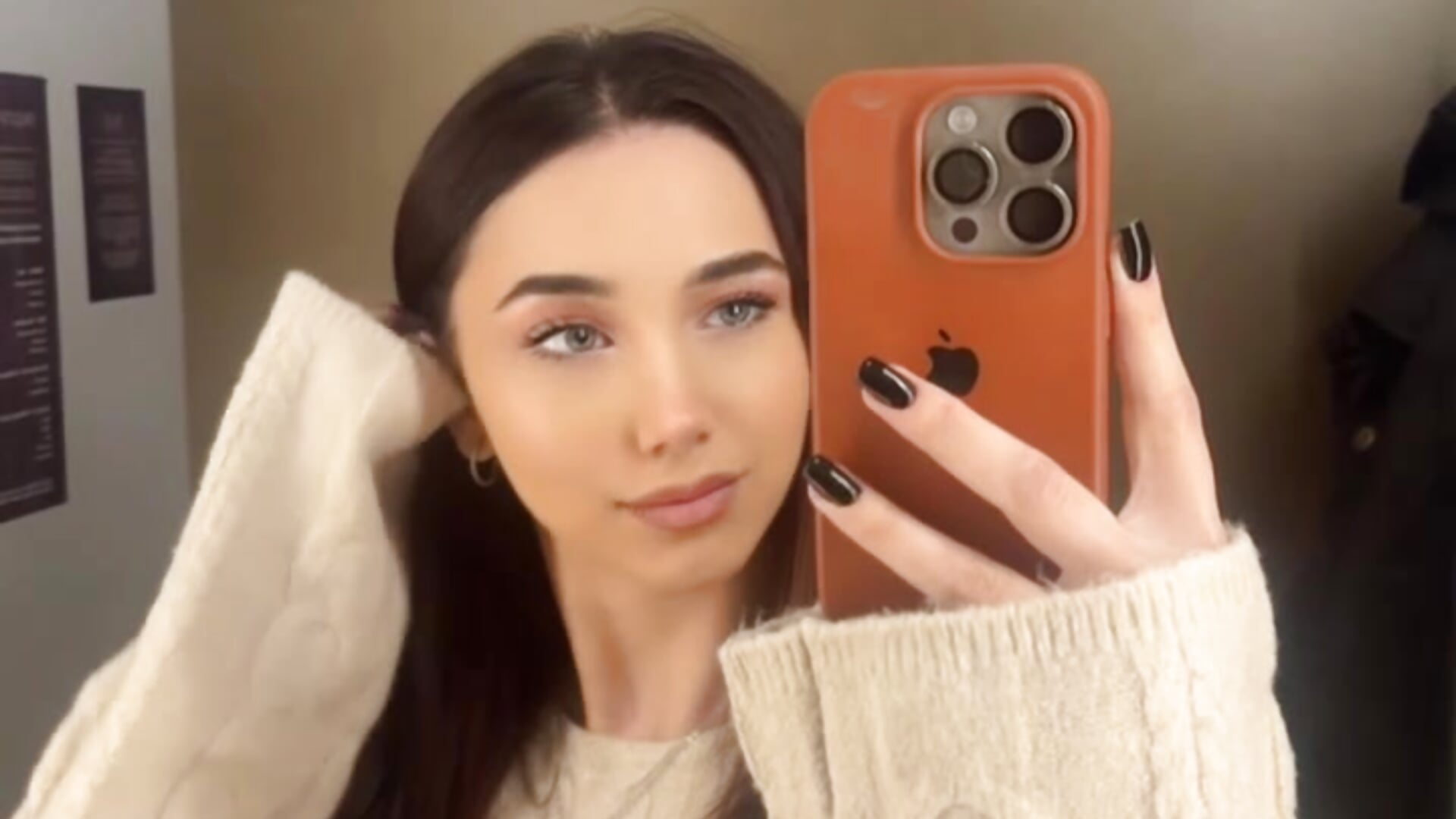 Favorite sweatshirt - video oleh model kamera LinaMour