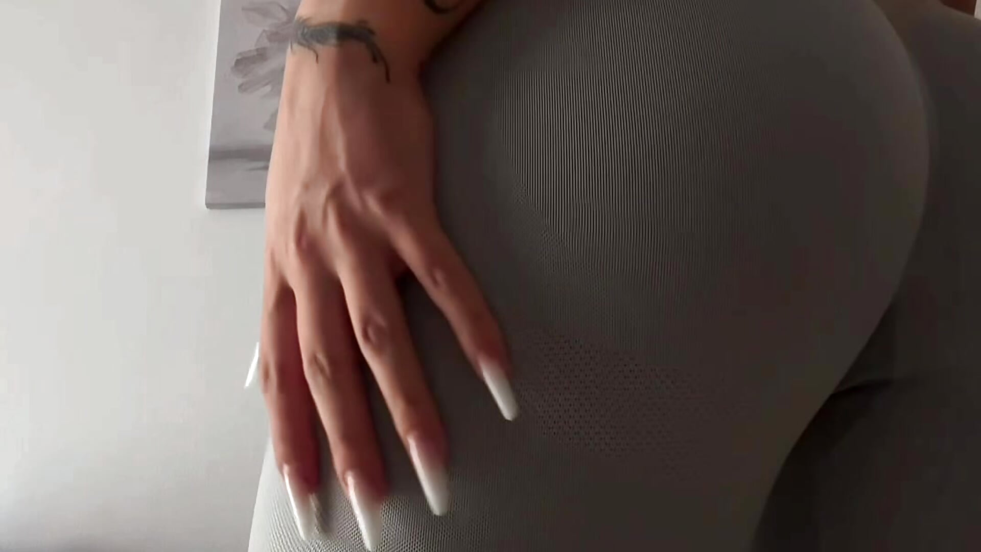 Slow tease in leggings 🥰 - vídeo de la modelo de cam OhAnita