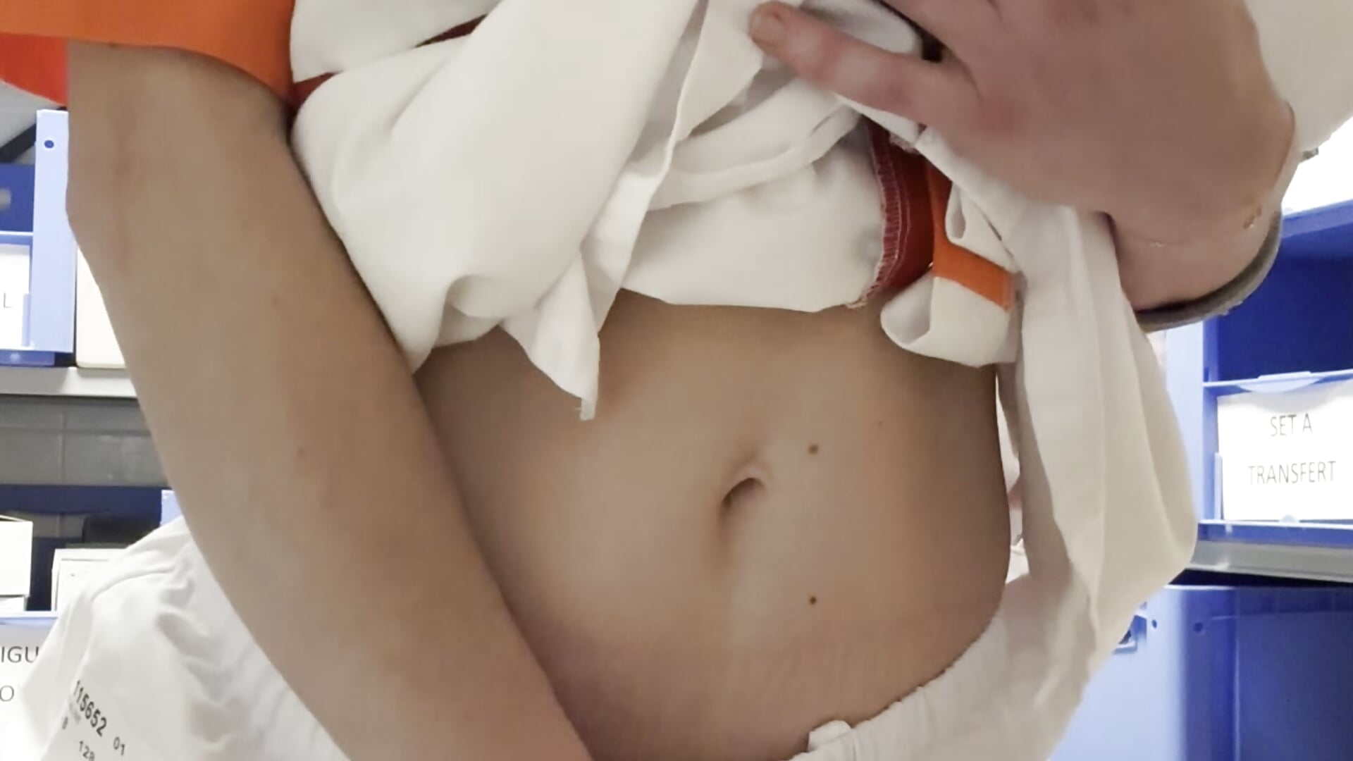 petite caresse au travail - video by Lapetitefrenchie83 cam model