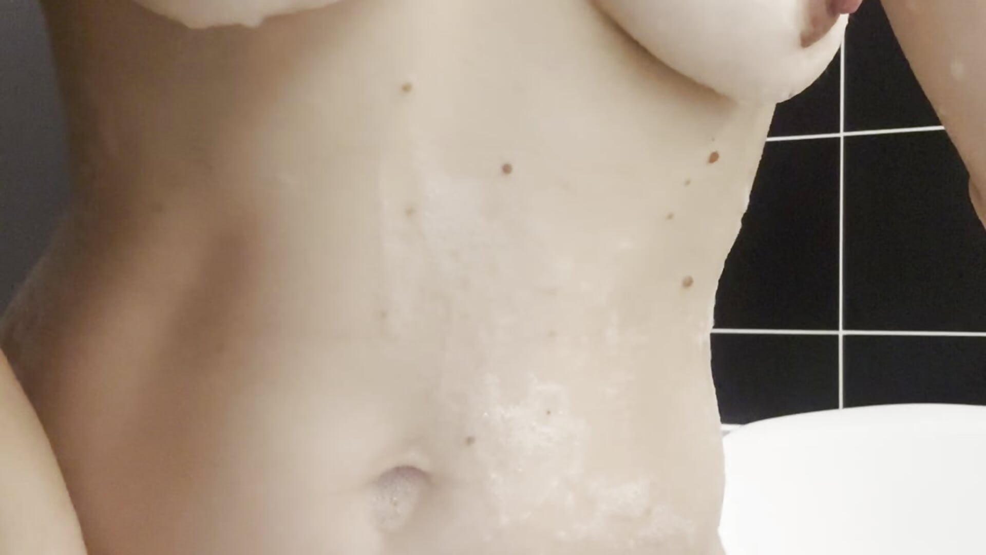 dans mon bain - video by Lapetitefrenchie83 cam model